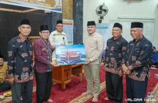 Sekdaprov Sumbar berikan bantuan Pemprov Sumbar untuk Masjid Baitul Amal Padang