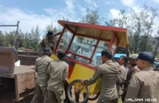 Satuan Polisi Pamong Praja Kota Padang kembali melakukan penertiban bangunan liar di kawasan Pantai Air Manis pada Kamis siang.