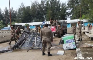 Satpol PP Padang saat melakukan penertiban PKL di Pantai Air Manis.