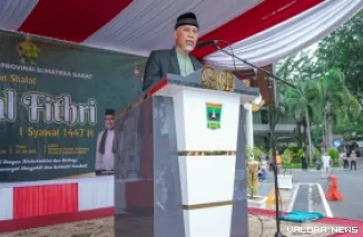 Gubernur Sumbar, Mahyeldi berikan sambutan jelang pelaksanaan Shalat Idul Fitri 1447 H/2026 M di halaman kantor gubernur Sumbar, Sabtu. (humas)