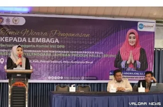 Lisda Hendrajoni, anggota Komisi VII DPR RI, di Kegiatan Temu Wicara Pengawasan UMKM dengan BPJPH Kemenag RI dan Sosialisasi Jaminan Produk Halal. FOTO: Dok Balai Jurnalis Pesisir Selatan