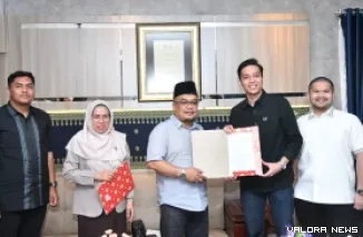 Wali Kota Sawahlunto, Riyanda Putra menyerahkan dokumen usulan program pembangunan kepada anggota DPRD Sumatera Barat, Masrisal, dalam kegiatan ekspos di Sawahlunto. (hendra idris)