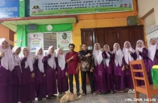 Ketua DPC PJS Kota Bukittinggi, Hamriadi bersama Alex Armanca (sekretaris) dan jajaran pengurus, foto bersama dengan anak asuh Panti Aisyiah Bukittinggi, usai buka bersama, Ahad sore.