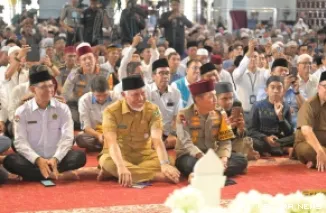 Gubernur Sumbar, Mahyeldi bersama Muhidi (ketua DPRD) menghadiri kegiatan kegiatan Tabligh Akbar Bulan Ramadhan bersama Ustadz Abdul Somad (UAS), di Masjid Raya Sumbar, Senin. (humas)
