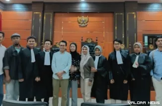 Tim Bantuan Hukum Teddy Alfonso yang terdiri dari Yandri Sudarso, Wilson Saputra, Mevrizal, Yunizal Chaniago, Samsul Bahri, Suciana Rahayu Saputri, Adri Mentawino Sababalat, Meri Anggraini dan Wendy Abdillah foto bersama usai persidangan di PN Tipikor Pad