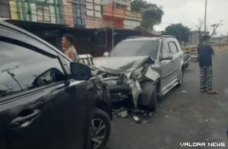 Kecelakaan lalu lintas antara dua minibus terjadi di Jalan Raya By Pass Fly Over Aur Kuning, Kecamatan Aur Birugo Tigo Baleh, Kota Bukittinggi