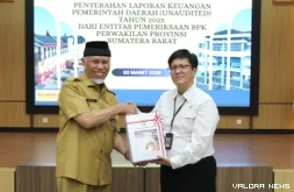 Gubernur Sumbar, Mahyeldi serahkan LKPD unaudited Tahun 2025 pada Badan Pemeriksa Keuangan (BPK) RI Perwakilan Sumbar di Aula Kantor BPK RI Perwakilan Sumbar, Senin. (humas)