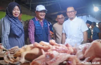 Wabup Muba, Abdur Rohman Husen didampingi istri Liliyani serta OPD terkait, melakukan Sidak harga Sembako di Pasar Randik, Ahad. (toyipa)