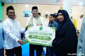 Bupati Muba, HM Toha Tohet serahkan insentif ustad dan ustadzah pada kegiatan Safari Ramadan 1447 H/2026 M di Masjid Al-Huda, Desa Air Putih Ulu (C1), Kecamatan Plakat Tinggi, Jumat malam. (toyipa)