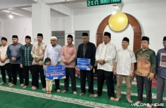 Dandim 0304 Agam, Letkol Inf. Slamet Dwi Santoso, S.I.P sebagai Ketua Tim Safari Ramadhan 1447 H/ 2026 H Pemko Bukittinggi foto bersama pengurus Masjid Darussalam, Gurun Panjang, Kecamatan Guguk Panjang, Senin malam.  (hamriadi)