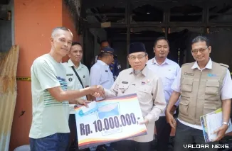 Wakil Wali Kota Padang Maigus Nasir Menyerahkan Bantuan Kepada Korban Kebakaran di Koto Tangah, Rabu (11/3/2026)