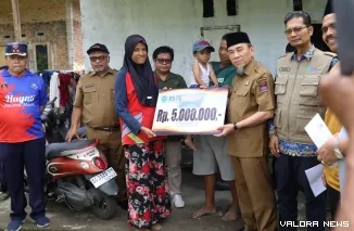 Wawako Padang Maigus Nasir Menyerahkan Bantuan Untuk Korban Kebakaran di Kuranji, Selasa (17/3/2026)