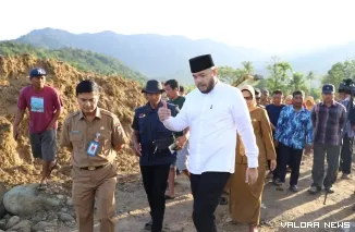 Wali Kota Padang Fadly Amran Meninjau Lahan Persawahan Terdampak Banjir di Kuranji, Senin (20/4/2026)
