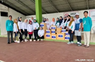 General Manager PT Bukit Asam Unit Pertambangan Ombilin, Yulfaizon foto bersama dengan petenis yang mengikuti Tennis Tournament Putri dalam rangka HUT ke-45 PT BA, di Lapangan Tenis Indoor Saringan, Kota Sawahlunto, Ahad. (hendra idris)
