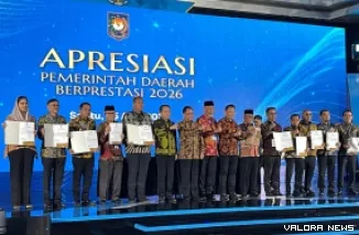 Gubernur Sumbar, Mahyeldi dampingi tiga kepala daerah di Sumbar yang raih penghargaan pada ajang Apresiasi Pemerintah Daerah Berprestasi 2026 yang diselenggarakan Kemendagri di Palembang, Provinsi Sumatera Selatan, Sabtu. (humas)