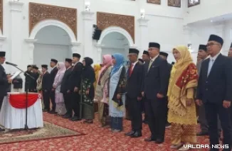 Wako Bukittinggi, Ramlan Nurmatias mengambil sumpah jabatan 52 pejabat terdiri 31 pejabat administrator dan 21 pejabat pengawas, di balairung rumah dinas Wako, Kamis. (hamriadi)