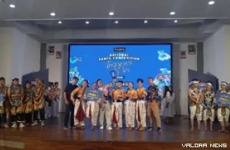 Pemberian penghargaan kepada para pemenang iForte National Dance Competition (NDC) "Inspirasi Diri" 2025-2026 di Padang.