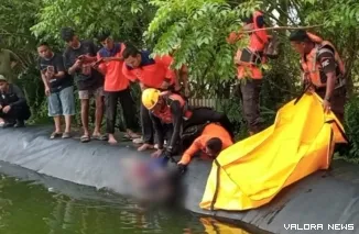 Jasad korban ditemukan mengapung di sebuah tambak yang berada dekat aliran Sungai Kataping dengan jarak sekitar 200 meter dari lokasi terakhir terlihat. (Dok. SAR Kelas IA Padang)