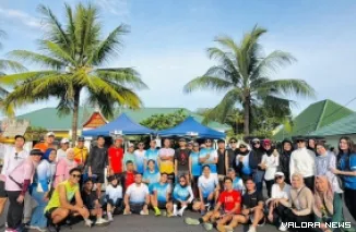 Pembina BRI Runners Padang Wisnu Rustamaji yang didampingi Captain Surya Pratama foto bersama dengan pelari dari tiga komunitas di Padang, usai kegiatan CFD Sudirman, Ahad pagi. (humas)