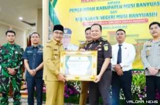 Bupati Musi Banyuasin (Muba), HM Toha Tohet serahkan nota kesepahaman Bantuan Hukum Perdata & Tata Usaha Negara pada Kejari Muba, Aka Kurniawan, Senin. (toyipa)