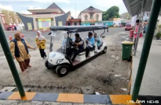 Terlihat jemaah yang menaiki golf car dari aula menuju ke penginapan di Asrama Haji Tabing, Embarkasi Padang.