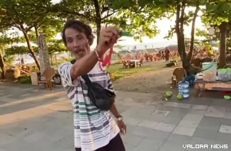 Cuplikan video viral cekcok tukang parkir dan pengunjung di Pantai Padang (Dok. Instagram/@indahmutikomentar)