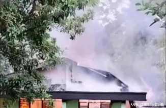 Rumah yang terbakar di Agam. (Dok. Ist)