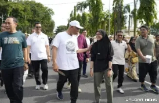 Gubernur Sumbar, Mahyeldi berdialog dengan salah seorang warga yang mengikuti CFD di Jl Sudirman, Padang, Ahad pagi. Event ini sempat terhenti karena Ramadhan dan Libur Idul Fitri 1447 H/2026 M. (humas)