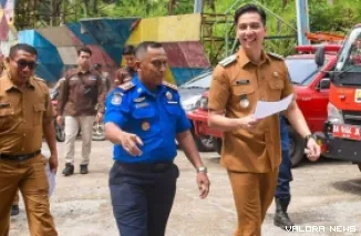 Wali Kota Sawahlunto, Riyanda Putra (kanan) didampingi jajaran Satpol dan Damkar, meninjau kondisi kendaraan dinas operasional, Selasa. (humas)