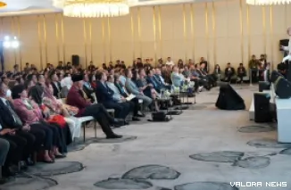 Gubernur Sumbar, Mahyeldi (berpeci) simak paparan narasumber tentang kepemimpinan tokoh dunia pada forum Supermentor-28 on Leadership yang berlangsung di The St Regis Auditorium, Jakarta, Selasa malam. (humas)