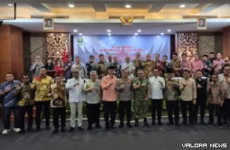 Gubernur Sumbar, Mahyeldi bersama Forkopimda dan Ketua GAPKI Sumbar, Bambang Wiguritno dan jajaran, foto bersama usai dialog tentang rencana pengenaan pajak air permukaan di Hotel Balairung Jakarta, Jumat. (humas)