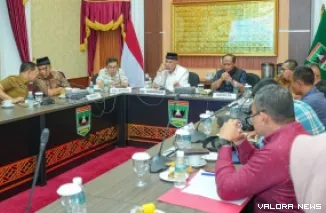 Gubernur Sumbar, Mahyeldi memberikan arahan pada Focus Group Discussion (FGD) bersama Forkopimda terkait Optimalisasi Pajak Air Permukaan di Istana Gubernuran, Senin malam. (humas)