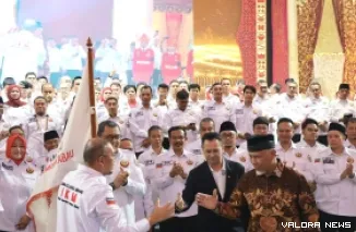 Gubernur Sumbar, Mahyeldi memberikan selamat pada Ketua Umum DPP IKM, Andre Rosiade usai pengukuhan di Gedung Nusantara IV DPR/MPR RI, Sabtu. (humas)
