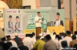 Gubernur Sumbar, Mahyeldi memberikan arahan tentang rencana efesiensi di tingkat pemerintahan provinsi, saat melaksanakan kegiatan Subuh Mubarokah di Masjid Raya Syekh Ahmad Khatib Al-Minangkabawi, Ahad.(humas)