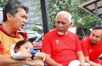 Gubernur Sumbar, Mahyeli didampingi Rahmat Saleh (anggota DPR RI Dapil Sumbar I) dialog santai dengan Presiden Partai Keadilan Sejahtera (PKS), Almuzammil Yusuf usai laga futsal persahabatan, di Jakarta, Ahad. (fb almuzamil yusuf)