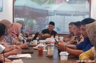 Ketua Panitia Nurfirmanwansyah didampingi Sekretaris Ilham dan sejumlah panitia lainnya, gelar rapat persiapan halal bihalal yang akan digelar di auditorium gubernuran, Ahad besok, Jumat (10/4/2026) malam.