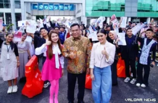 Bupati Muba, M Toha Tohet semangat peserta audisi Dangdut Akademi 8 (D'Academy 8) di halaman kantor bupati, Sabtu. (humas)