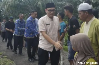 Sekda Pasaman Barat, Doddy San Ismail beserta jajaran, melayat ke rumah duka korban banjir yang ditemukan pada Jumat pagi di tepi Batang Masang, Kecamatan Bonjol, Kabupaten Pasaman. (robbi irwan)