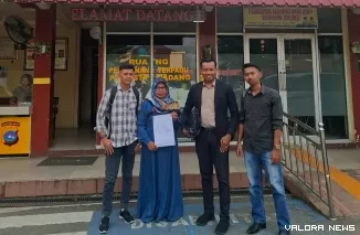 Penasehat Hukum Korban mendampingi kliennya saat melapor di Polresta Padang.