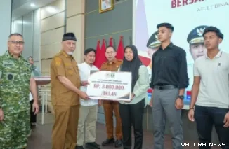 Gubernur Sumbar, Mahyeldi disaksikan Hamdanus (Ketua KONI Sumbar) serahkan apresiasi pada atlet berprestasi pada kegiatan halal bihalal yang digelar di Auditorium Gubernuran, Senin. (humas)