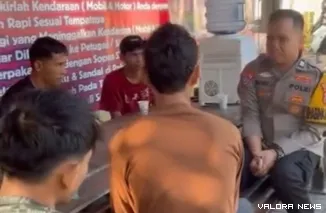 Aiptu Wendi Jatmiko saat berbincang dengan ke lima orang asal Sukabumi yang terdampar di Kota Solok. (Dok. Facebook/Wendi Jatmiko Ttnt)