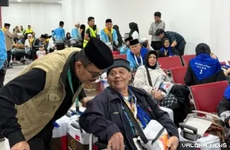 Jemaah haji Kloter 02 Embarkasi Padang asal Bengkulu menjalani transit sekitar empat jam di Bandara Internasional Minangkabau sebelum diberangkatkan ke Madinah pada Sabtu dini hari. (Dok. Humas Kemenhaj Sumbar)