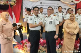 Salam Komando. Mantan Kalapas Kelas IIA Padang Junaidi Rison (Kiri) Melakukan Salam Komando Dengan Penggantinya Ronaldo Davinci Talesa (VR)