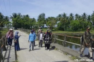 Anggota tim survei KNMP, Bunyawan didampingi Dinas Perikanan Pasbar, tinjau lokasi pembangunan KNMP di Jorong Padang Jaya, Nagari Maligi, Kecamatan Sasak Ranah Pasisie tahun 2026 ini, Jumat. (robbi irwan)