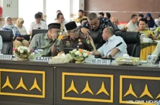 Kepala Kejaksaan Tinggi Sumbar Muhibuddin dan dihadiri Gubernur Sumbar Mahyeldi, Wakil Ketua Komisi VI DPR RI Andre Rosiade dan pihak terkait, gelar rapat pendahuluan PSN Jalan Tol Sicincin-Bukittinggi, di kantor Kejati Sumbar, Jumat. (humas)