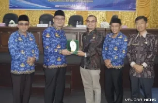 Sekda Pasbar, Doddy San Ismail dan Asisten Pemerintahan dan Kesejahteraan Rakyat Zaitul Ikhlas usai penandatanganan MoU dan PKS pengendalian inflasi, di Aula Kantor Bupati Pasaman Barat, Jumat. (humas)