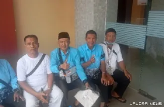 Ketua DPW LDII Sumbar, H. Muchfiandi (Tengah) saat berfoto bersama jemaah calon haji dari Kloter I, Embarkasi Padang lainnya.