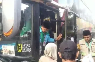 Kedatangan jemaah Haji Kloter I Embarkasi Padang ke Asrama Haji Tabing Padang.