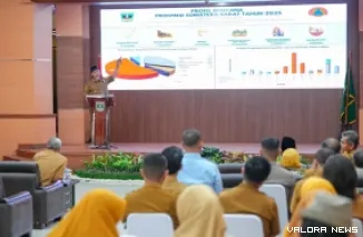 Gubernur Sumbar, Mahyeldi memberikan arahan pada pembukaan Pelatihan Penyusunan Rencana Kontingensi Bencana di Lingkungan Pemerintah Provinsi Sumbar tahun 2026 di Aula BPSDM Sumbar, Senin. (humas)