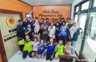 Sekretaris KONI Sawahlunto, Hendri Febriyudi bersama pengurus, pelatih dan 20 atlet PASI, berfoto usai prosesi pelepasan mengikuti Kejurda Sumatera Barat di Bukittinggi, bertempat doi Sekretariat KONI, Kamis. (hendra idris)